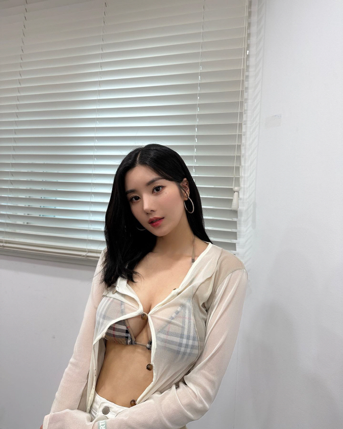 "언니 옷 좀 입으세요 제발"…권은비, 파격 비키니에 팬들도 깜짝 놀랐다
