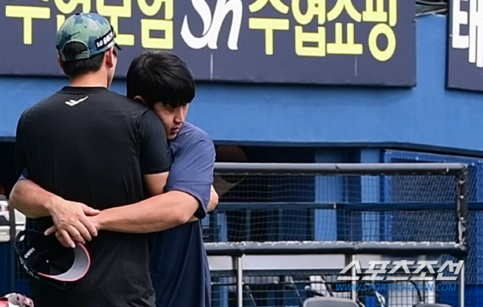 '더위만큼 뜨거운 포옹' 유강남이 애타게 찾은 친정팀 선수는? [잠실 현…
