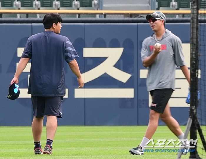 '더위만큼 뜨거운 포옹' 유강남이 애타게 찾은 친정팀 선수는? [잠실 현…