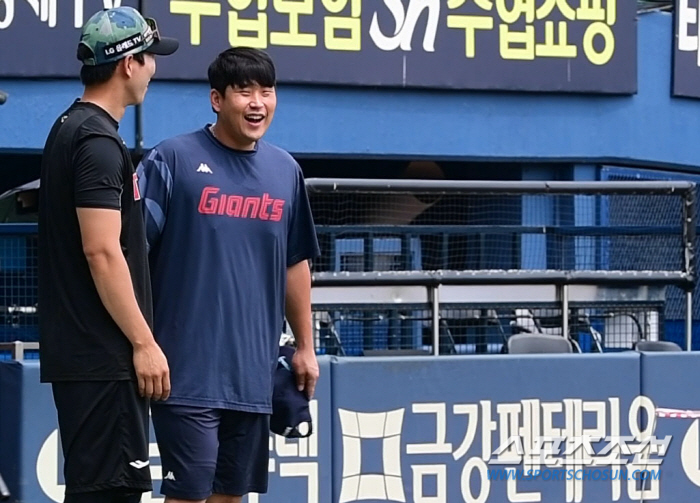 '더위만큼 뜨거운 포옹' 유강남이 애타게 찾은 친정팀 선수는? [잠실 현…