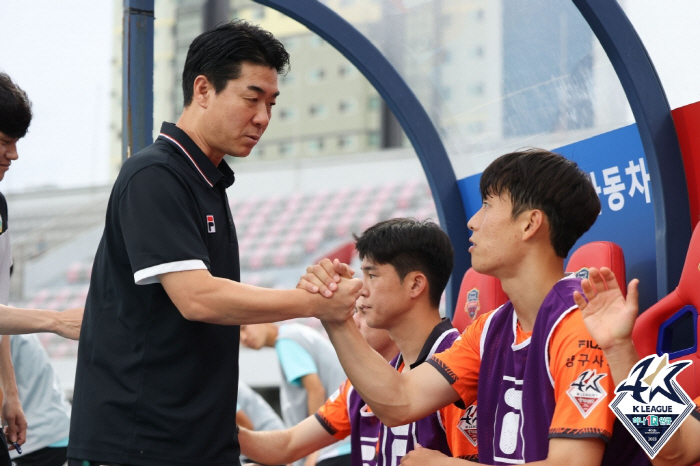 [현장코멘트] K리그 복귀전 무승부 윤정환 강원FC 감독 "팀이 이전보다…