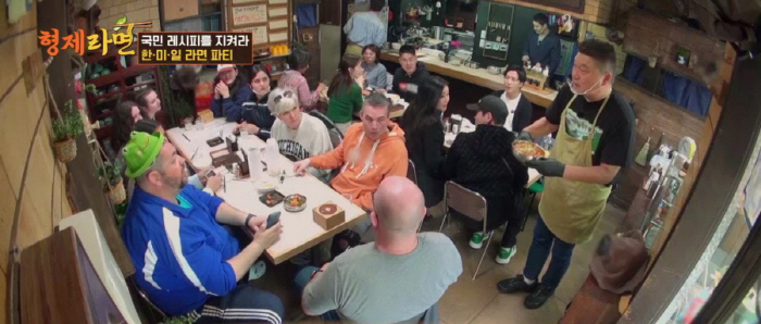 강호동, 외국인 단체손님에 영어로 의사소통…글로벌 넉살에 外人들도 웃음(…