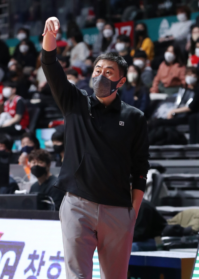 '충격 변신' 레전드 이상민 전 삼성 감독, KCC 코치로 돌아왔다
