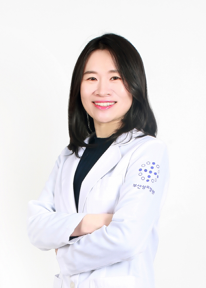 [단백뇨 Q&A] 소변에 거품이?…아침마다 눈·다리 붓는다면 의심