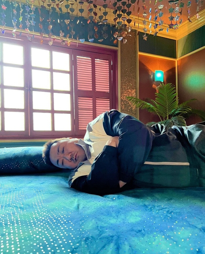 마동석, 회전 침대 위 잔뜩 성난 어깨 "야, 이거 꺼"