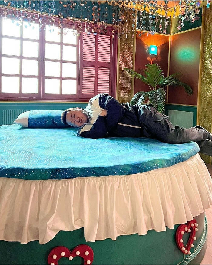 마동석, 회전 침대 위 잔뜩 성난 어깨 "야, 이거 꺼"