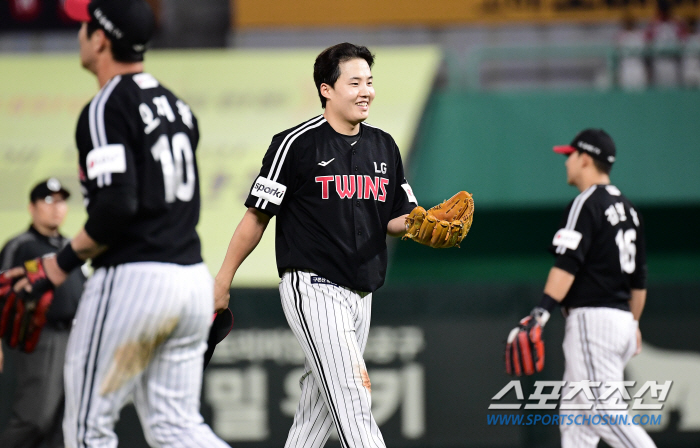 싱겁게 일방적으로 끝난 1-2위 빅매치…'18안타' LG, '3안타' S…
