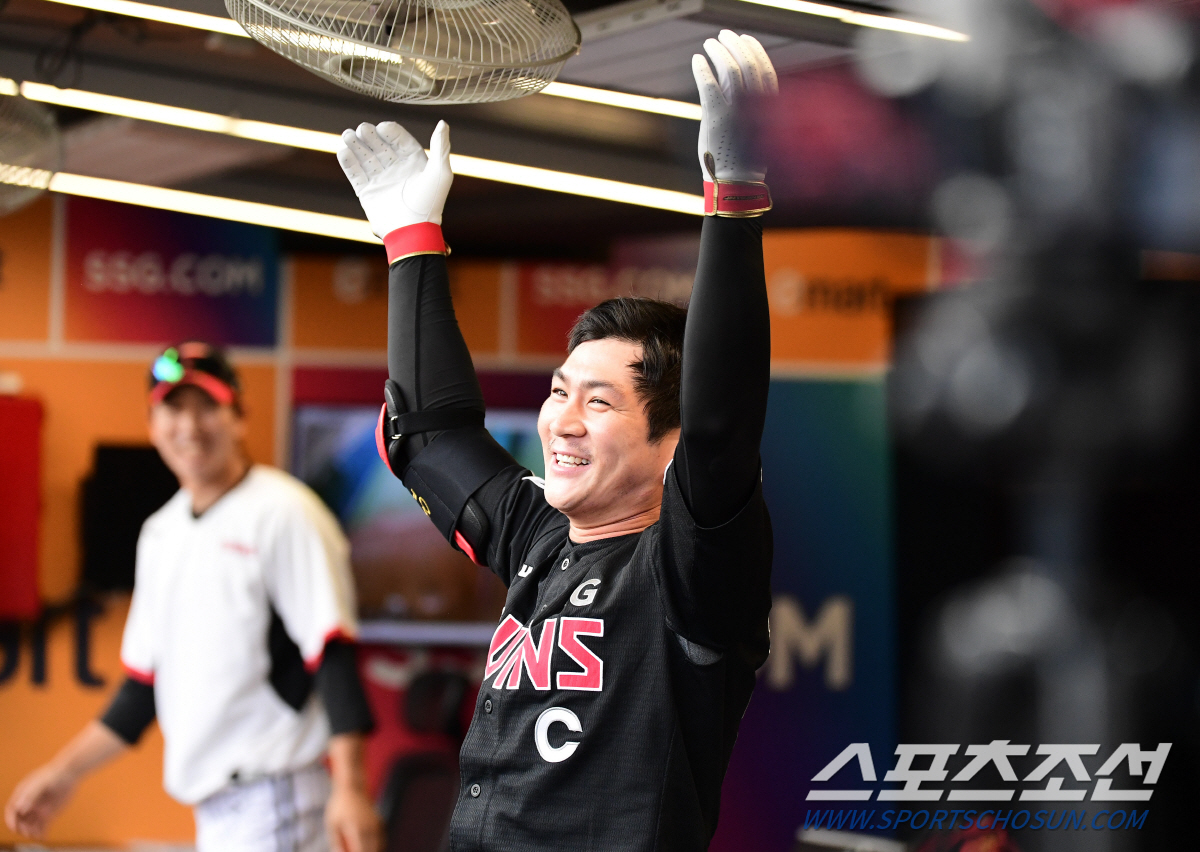 싱겁게 일방적으로 끝난 1-2위 빅매치…'18안타' LG, '3안타' S…