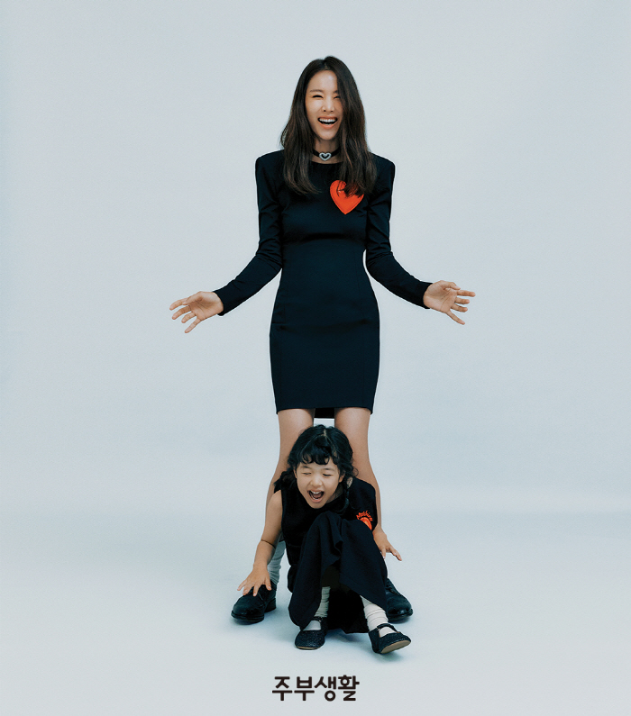 조윤희, 붕어빵 딸과 깜찍 모녀화보..“로아 덕에 완전히 다른 사람 돼”…