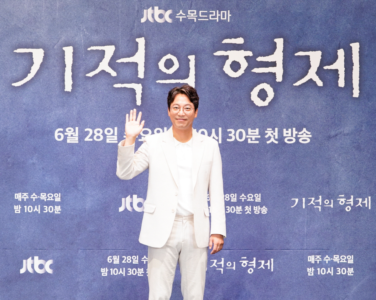 '기적의 형제' 오만석 "얼굴보다 손·발이 많이 나와, 잘 씻었다…카이를…