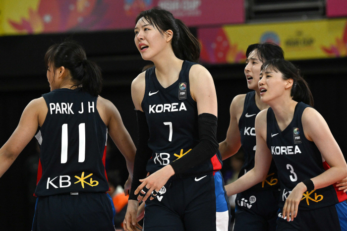 '잘싸웠지만, 만리장성은 높았다'. 한국 여자농구, 세계 2위 중국과 연…