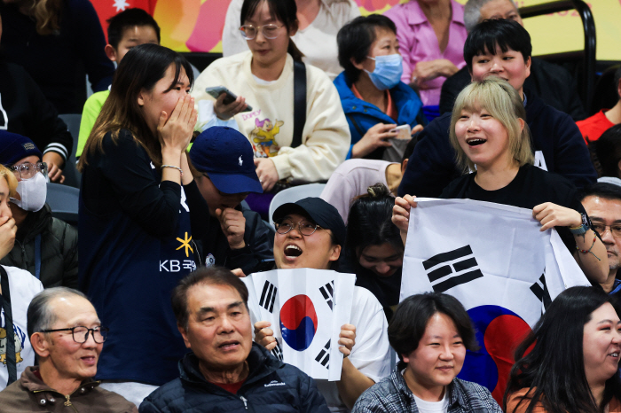'잘싸웠지만, 만리장성은 높았다'. 한국 여자농구, 세계 2위 중국과 연…