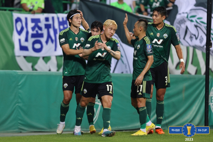 '조규성 멀티골' 전북, 광주에 4대0 대승 '페트레스쿠 첫 승+FA컵 …
