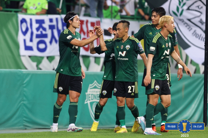 '조규성 멀티골' 전북, 광주에 4대0 대승 '페트레스쿠 첫 승+FA컵 …