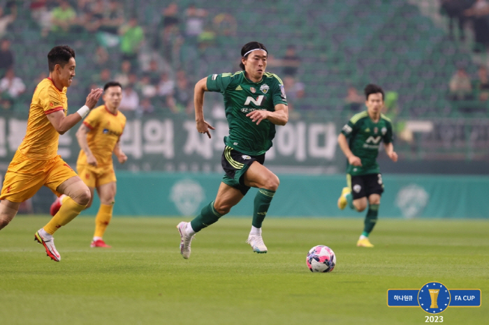'조규성 멀티골' 전북, 광주에 4대0 대승 '페트레스쿠 첫 승+FA컵 …
