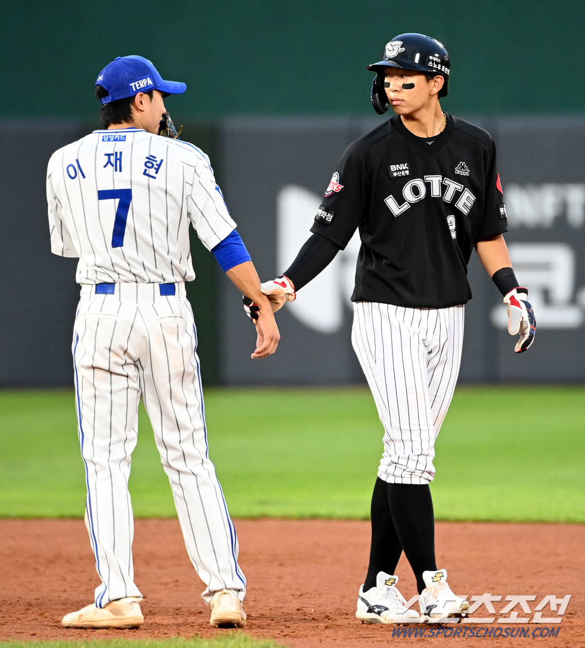 1,2년차 김민석 윤동희 5안타 2타점 3득점 합작→이틀연속 사직의 역전…