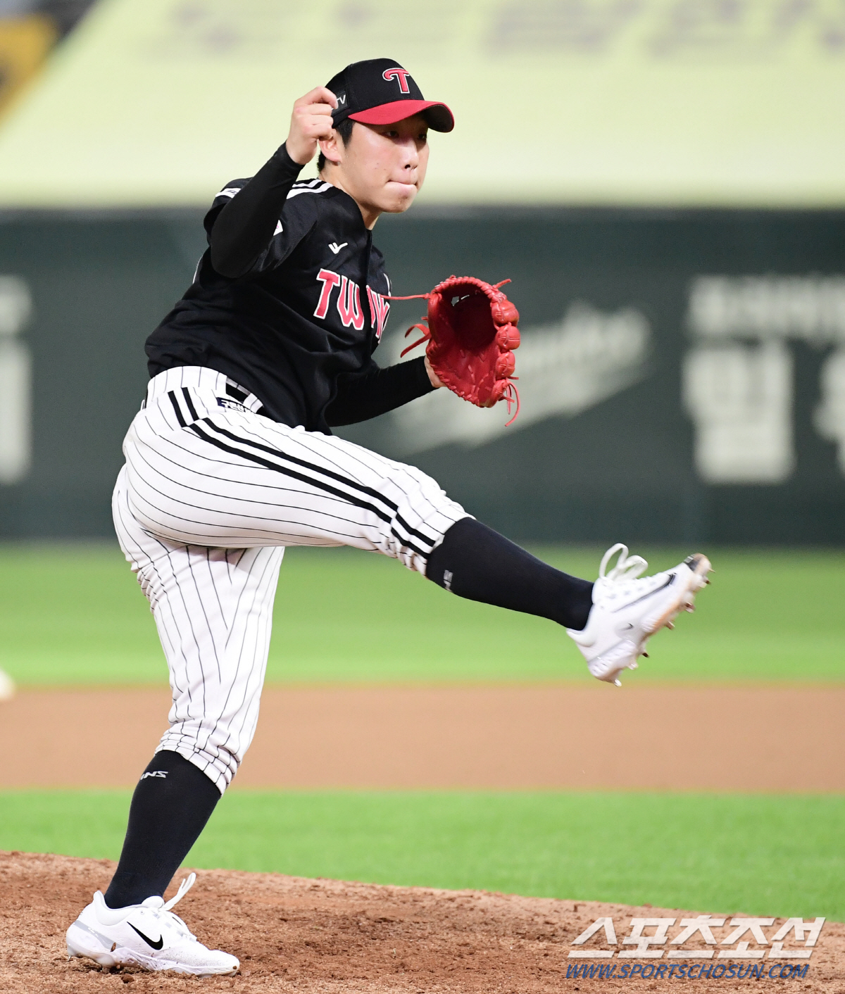 '1:6→8:6' LG 대역전 드라마, 이틀 연속 SSG 완파…1위 지켰…