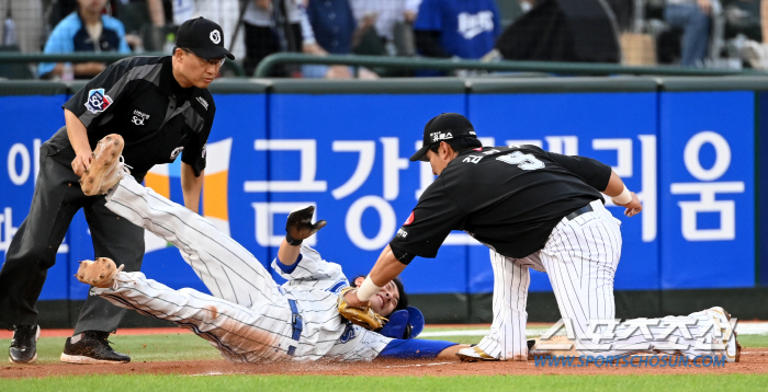 날아간 득점찬스에 땅을 쳤던 아기사자, 절치부심 투런포로 반격 성공했지만…