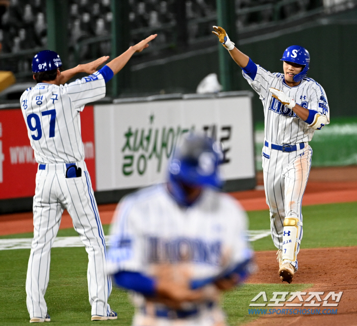 날아간 득점찬스에 땅을 쳤던 아기사자, 절치부심 투런포로 반격 성공했지만…