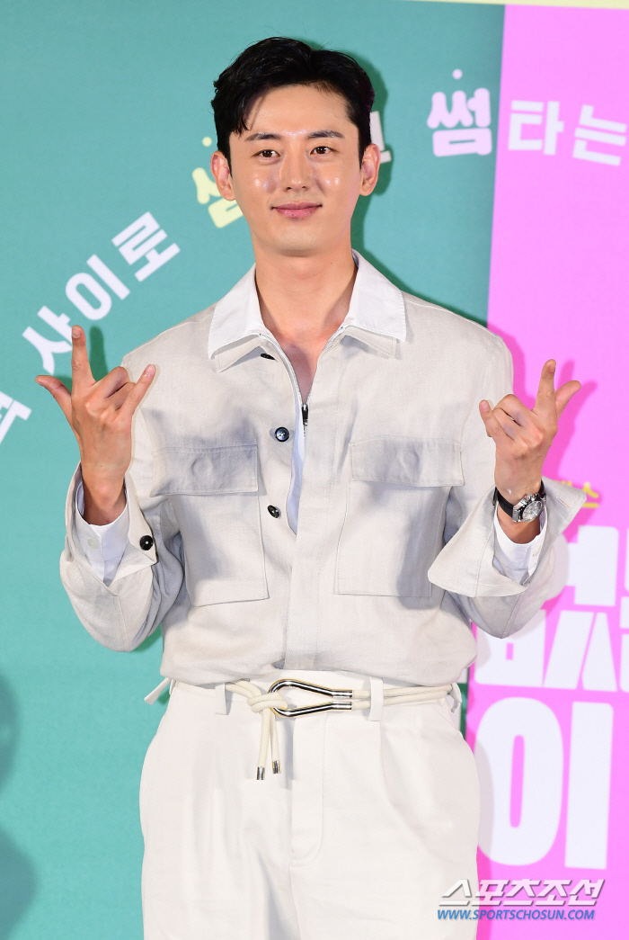 [SC현장] "벽보고 소통"…'빈틈없는 사이' 이지훈-한승연, 창과 방패…