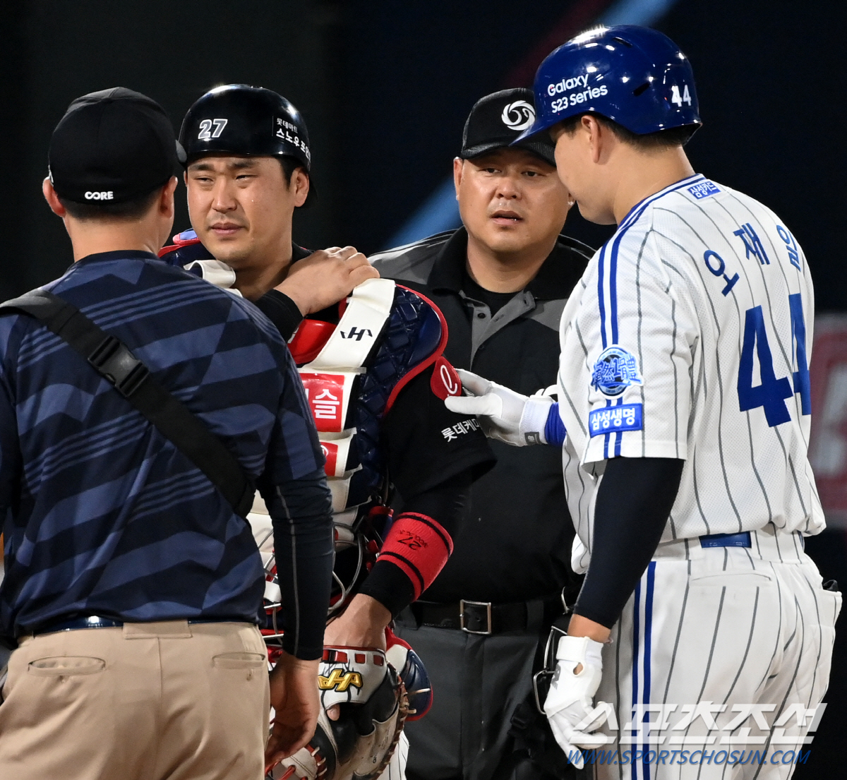 파울타구 맞힌 미안함에 안절부절한 타자, 괜찮다며 벌떡 일어선 안방마님의…