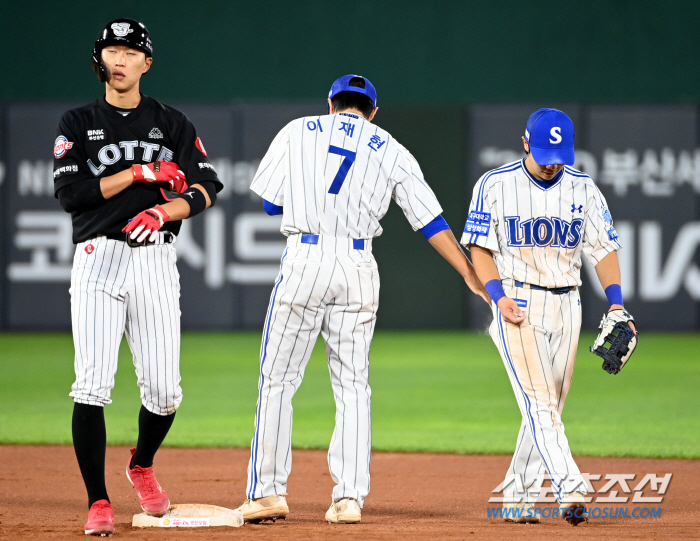 덕아웃 앞 무릎 꿇은 AG 대표팀 2루수, '정근우 신화'가 있다...질…