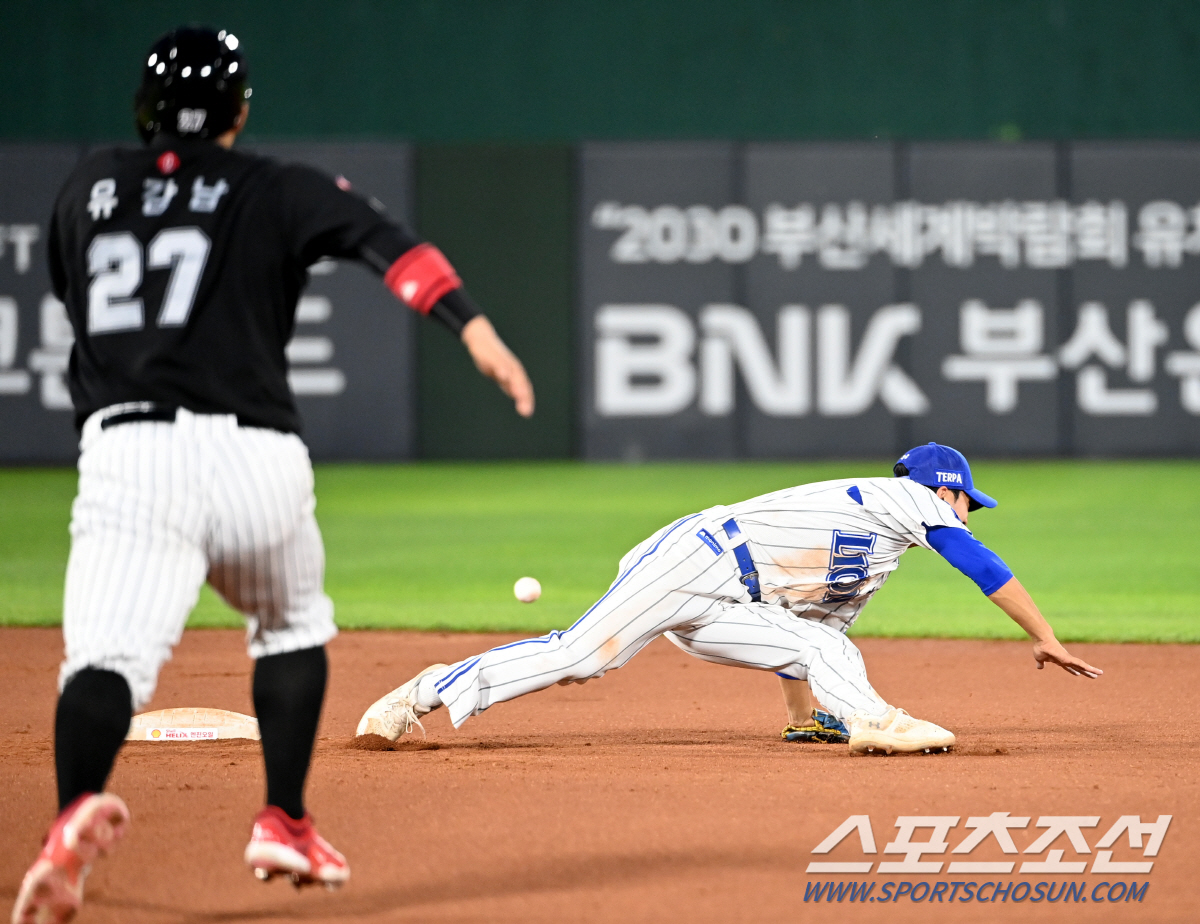 덕아웃 앞 무릎 꿇은 AG 대표팀 2루수, '정근우 신화'가 있다...질…