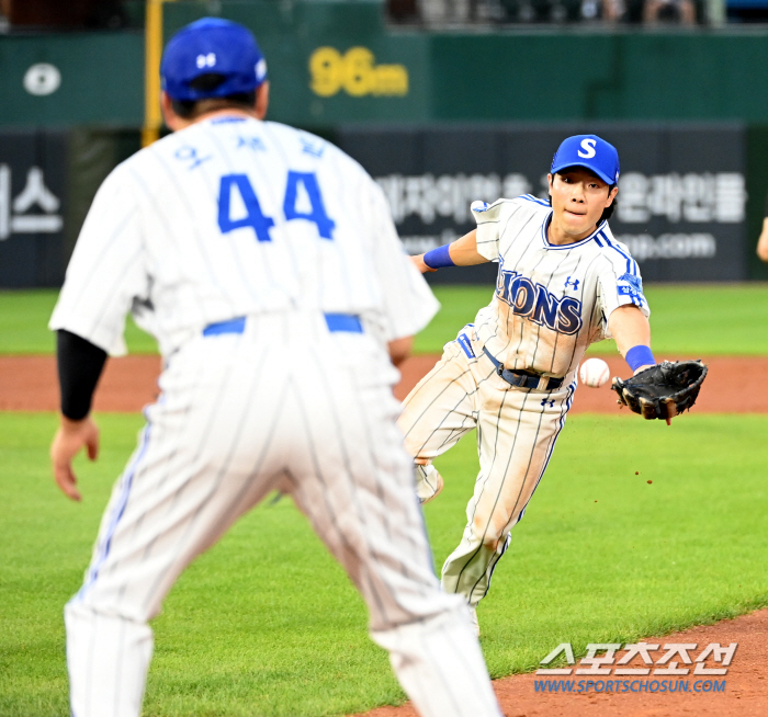 덕아웃 앞 무릎 꿇은 AG 대표팀 2루수, '정근우 신화'가 있다...질…