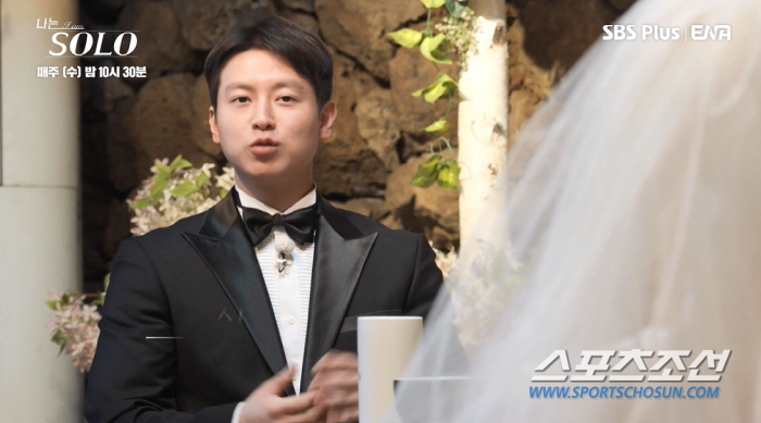 [SC이슈]'나는 솔로' 현숙, 거품 플러팅까지 하더니…'의자왕' 영호와…