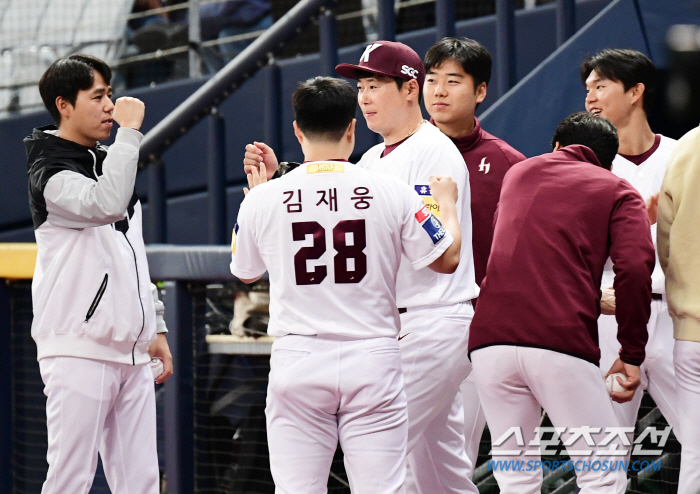 "세 번째 FA, 생각도 못했는데…" 트레이드 두 달만에 깜짝 다년계약,…