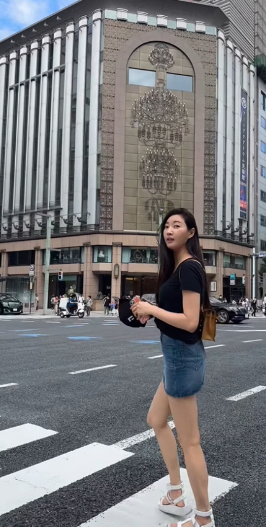 45세 김사랑, 초미니 입고 日 거리 활보...시선 끄는 '무보정 각선미…