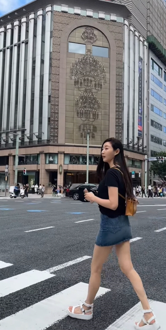 45세 김사랑, 초미니 입고 日 거리 활보...시선 끄는 '무보정 각선미…