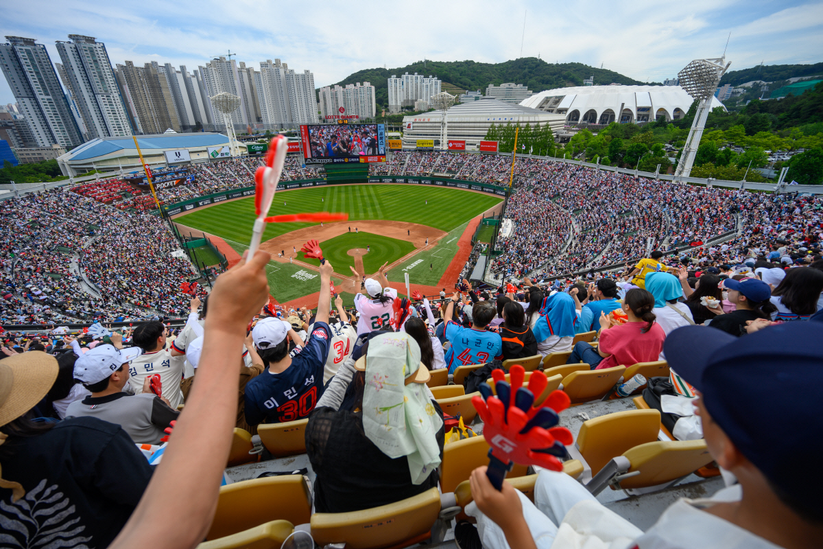 주말 400만 돌파 예고. 관중 1위 LG, 2위 SSG, 3위 롯데. …