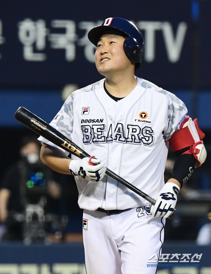 '152억 포수' 양의지, 9회말 수비 앞두고 교체…"허리 불편→선수 보…