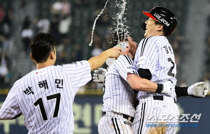 필요할때 쳐주는 '타격기계' 보유한 LG, 5연승 달리는 선두의 저력 […