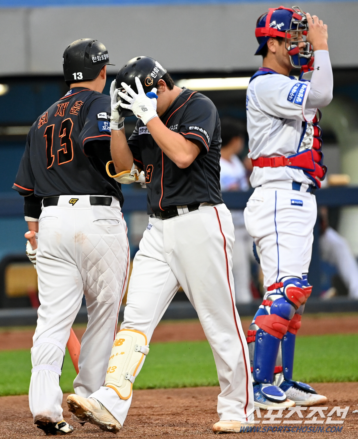 뒤늦게 터진 마수걸이 홈런에 만감 교차한 아기 독수리, 늦었지만 다행이다…