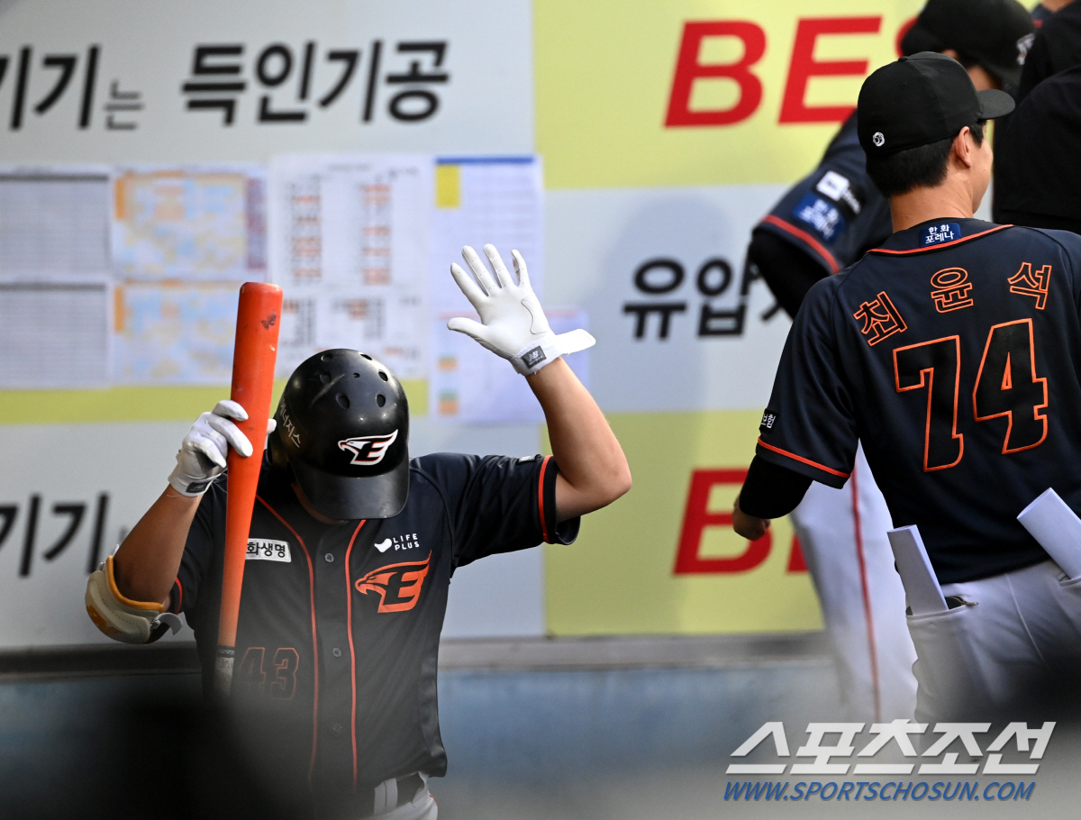 뒤늦게 터진 마수걸이 홈런에 만감 교차한 아기 독수리, 늦었지만 다행이다…