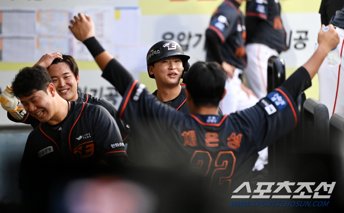 뒤늦게 터진 마수걸이 홈런에 만감 교차한 아기 독수리, 늦었지만 다행이다…