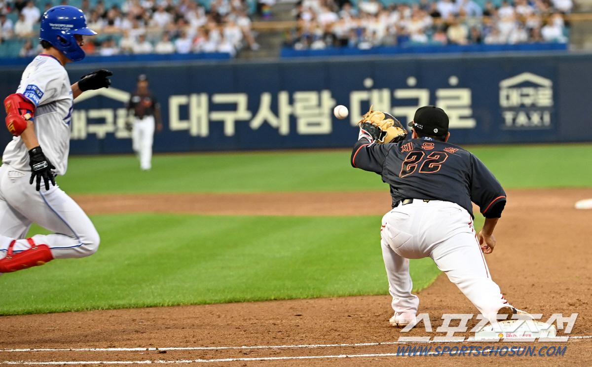 '수비를 믿으면 안 된다고? 이젠 믿어줘' 날렵한 호수비로 에이스 어깨 …