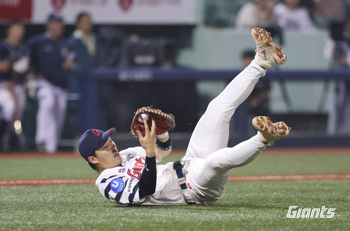 경기를 지배한 '철벽' 1루수…온몸 내던진 슈퍼캐치→레전드도 탄성 "올라…