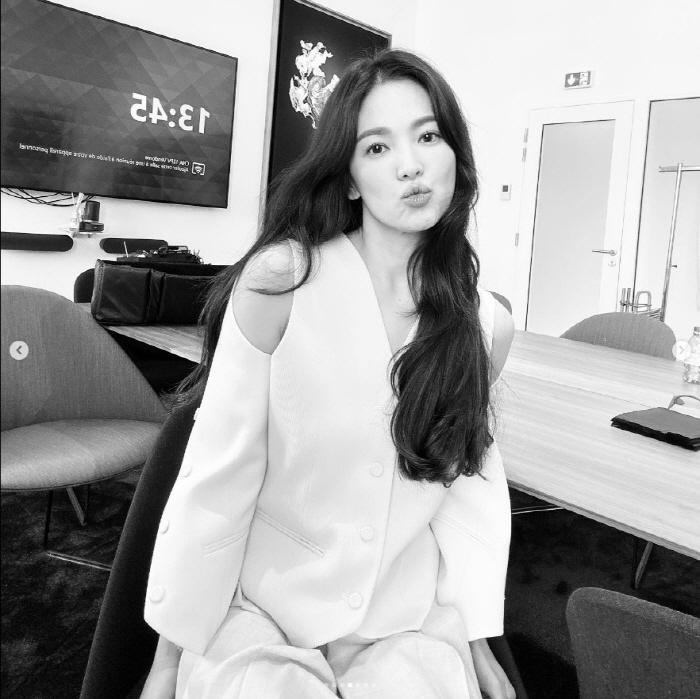 송혜교 "입술 쭉~" 우아한 미모 속 숨겨진 잔망 애교 폭발