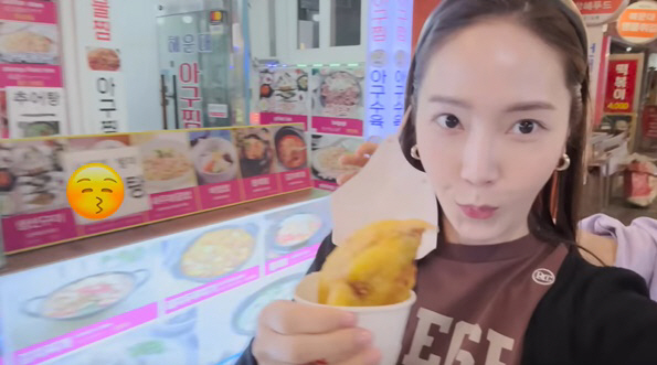 제시카, 부산 길거리서 씨앗호떡 먹방 "영상은 발로 찍는 중" 털털 ('…