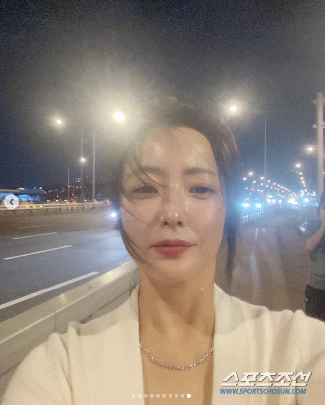 '46세' 김희선, 육해공 만찬에 맥주까지 곁들였는데도 '여신' 몸매…비…
