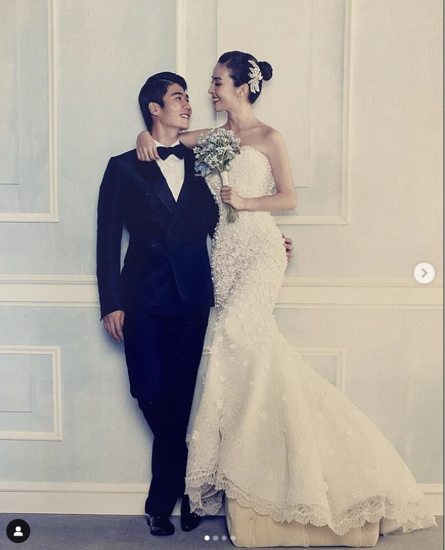 '결혼 10주년' 한혜진 '수줍' 웨딩사진→♥기성용 "8살차? 다 좋아.…