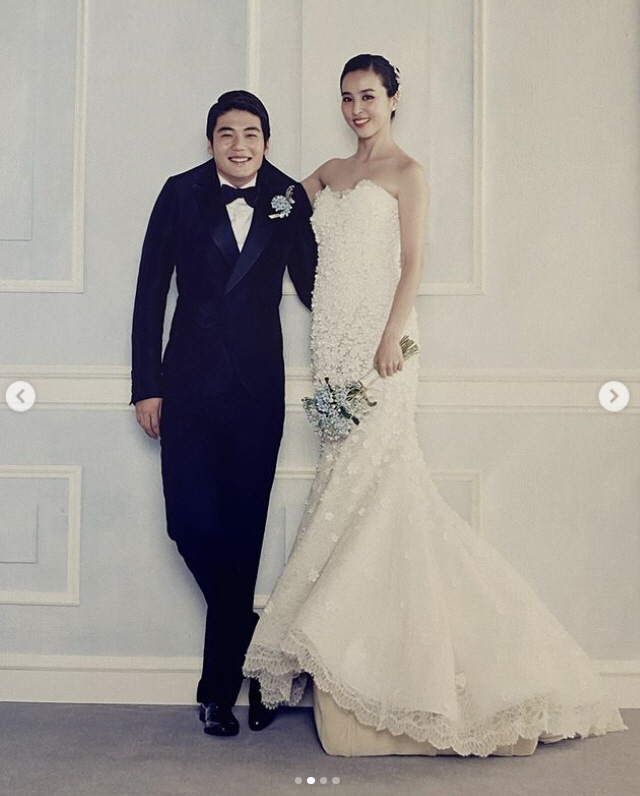 '결혼 10주년' 한혜진 '수줍' 웨딩사진→♥기성용 "8살차? 다 좋아.…