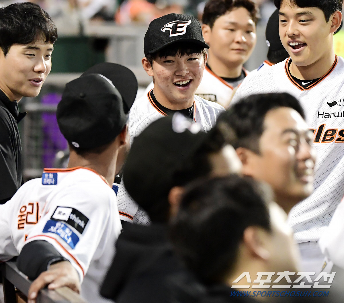 문동주의 집요한 하트시그널...산체스는 이미 포섭, 윌리엄스도 고민 중 …