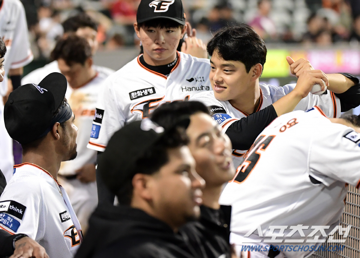 문동주의 집요한 하트시그널...산체스는 이미 포섭, 윌리엄스도 고민 중 …