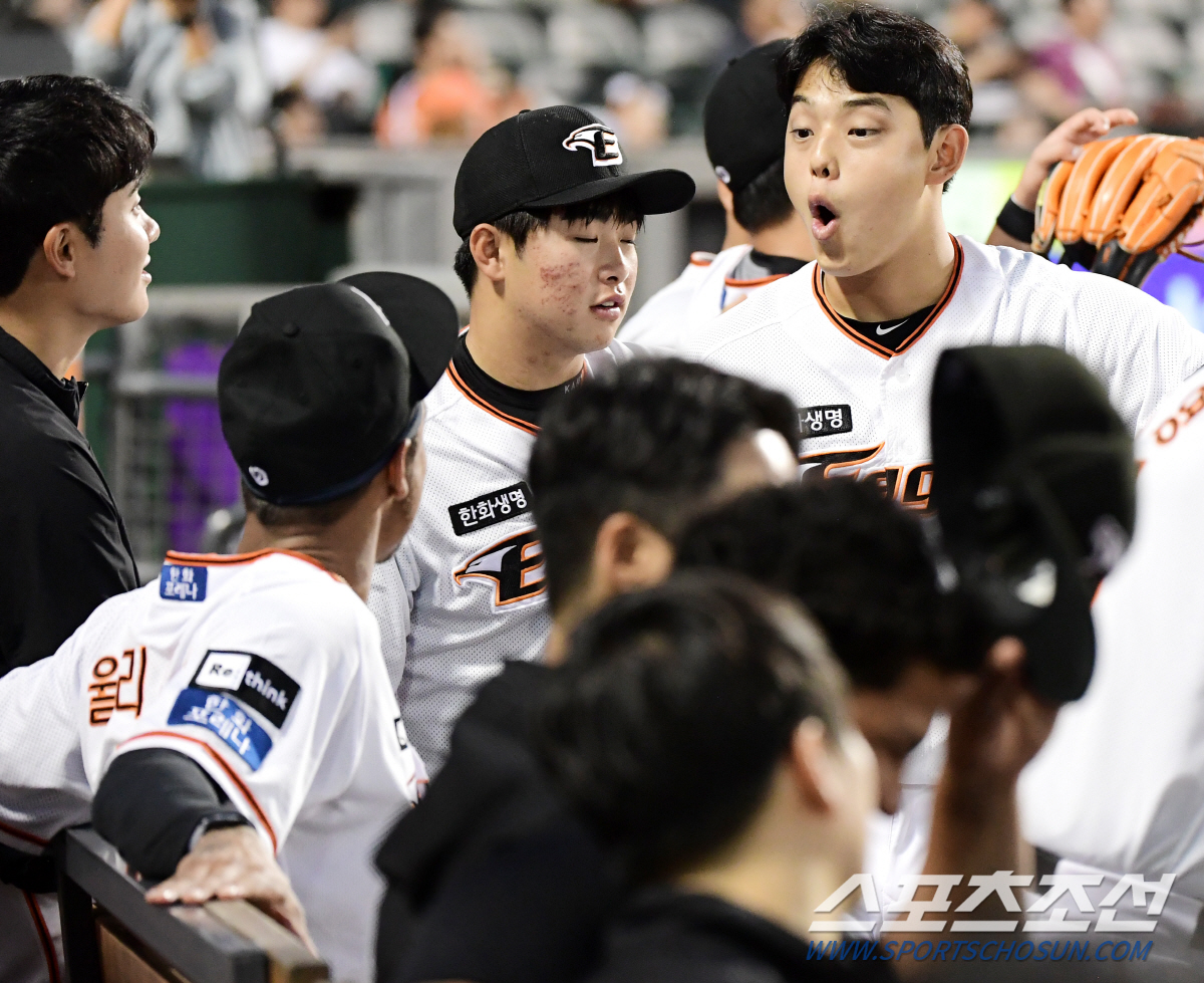 문동주의 집요한 하트시그널...산체스는 이미 포섭, 윌리엄스도 고민 중 …