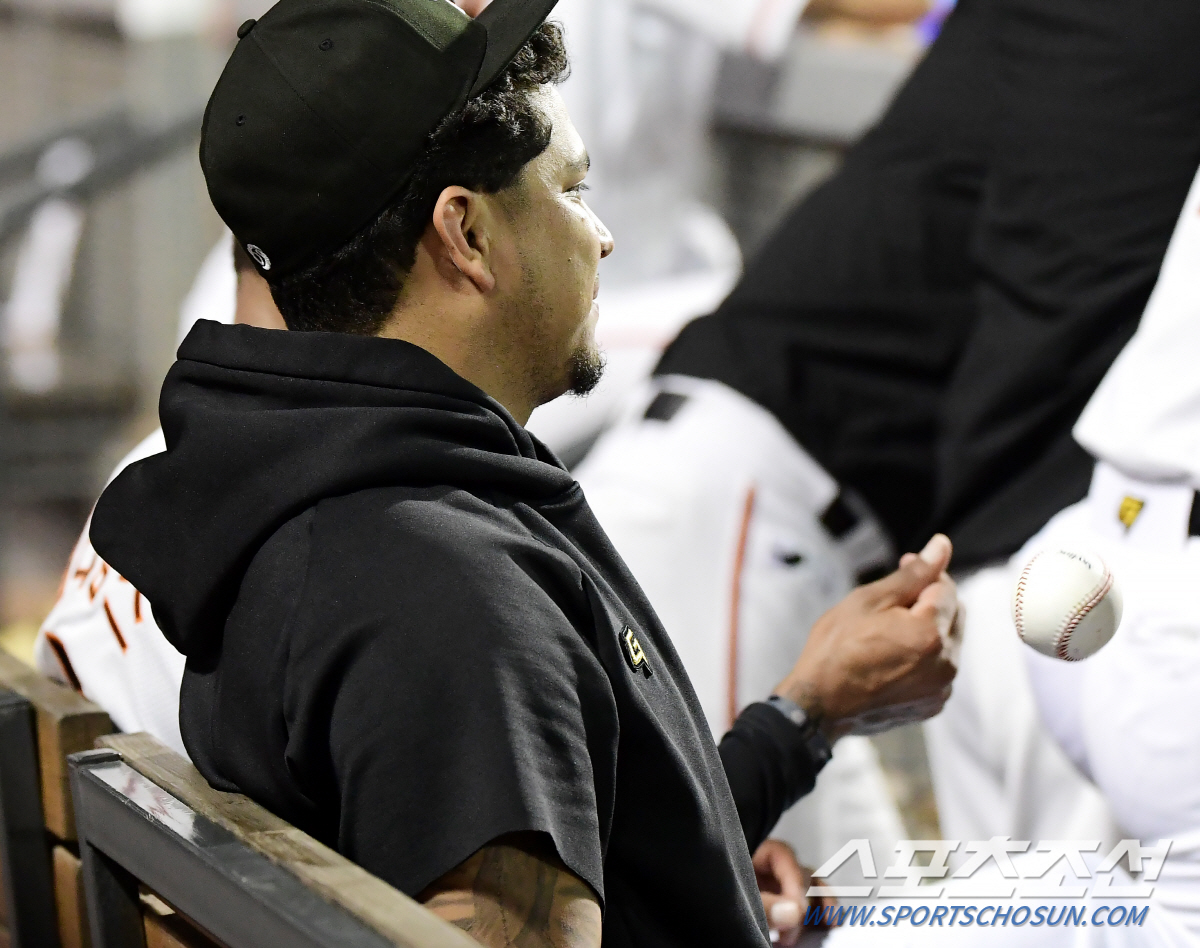 문동주의 집요한 하트시그널...산체스는 이미 포섭, 윌리엄스도 고민 중 …