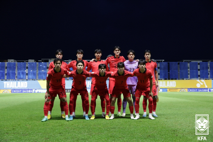 [U-17결승 전반리뷰]'석연찮은 판정'한국, '고종현 퇴장→프리킥 실점…